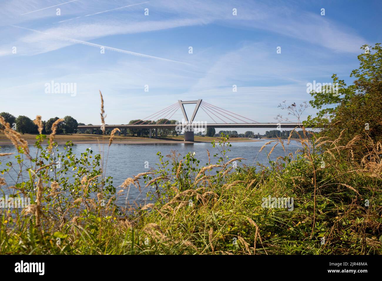 Düsseldorf - vue de l'aéroport de proximité-Pont avec de mauvaises pluies en été, Rhénanie du Nord-Westphalie, Allemagne, 21.08.2022 Banque D'Images