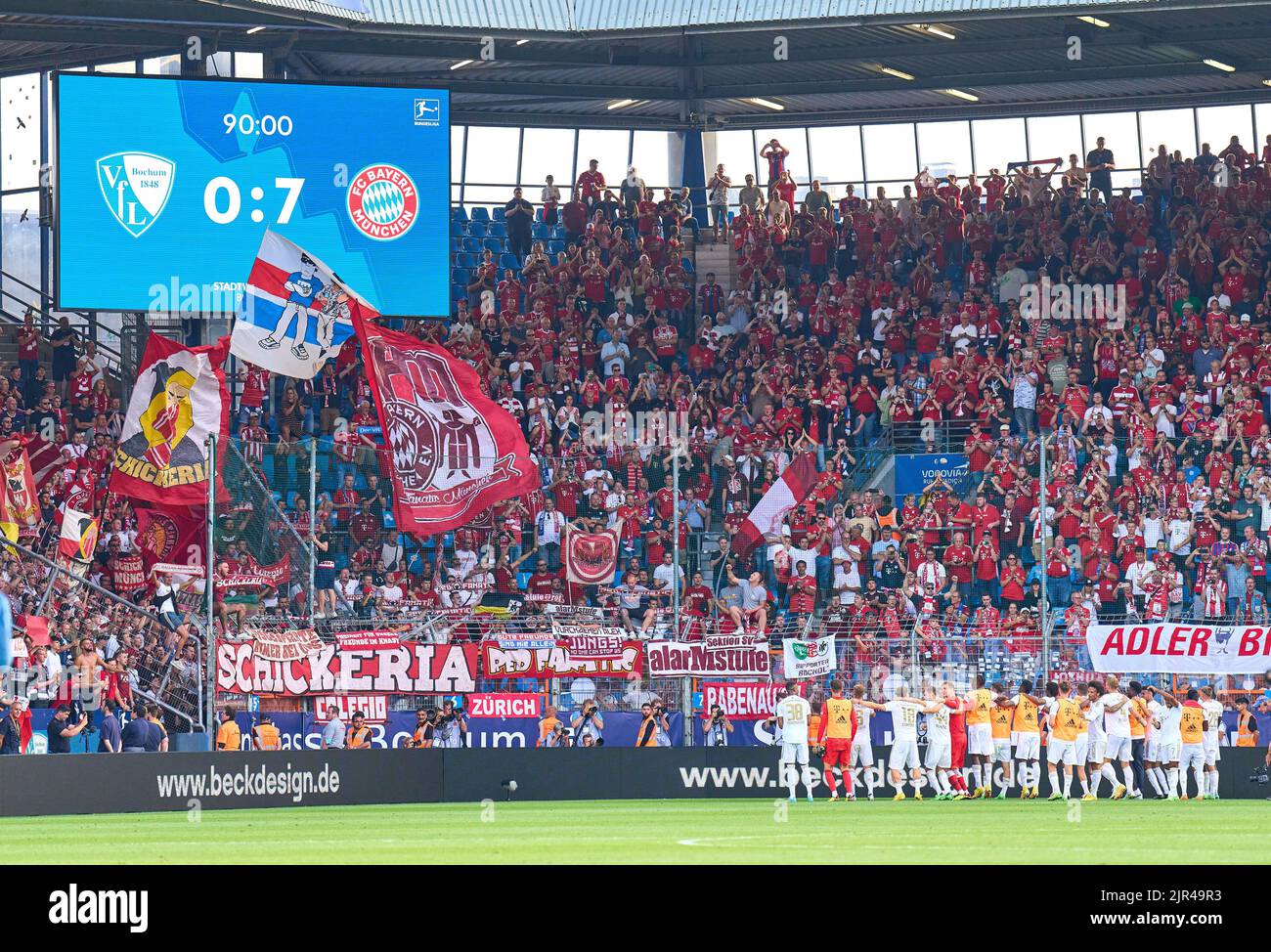 FCB team 0-7 célébration avec les fans de FCB dans le match VFL BOCHUM - FC BAYERN MÜNCHEN 0-7 1.German football League le 21 août 2022 à Bochum, Allemagne. Saison 2022/2023, match jour 3, 1.Bundesliga, FCB, München, 3.Spieltag © Peter Schatz / Alamy Live News - LA RÉGLEMENTATION DFL INTERDIT TOUTE UTILISATION DE PHOTOGRAPHIES comme SÉQUENCES D'IMAGES et/ou QUASI-VIDÉO - Banque D'Images