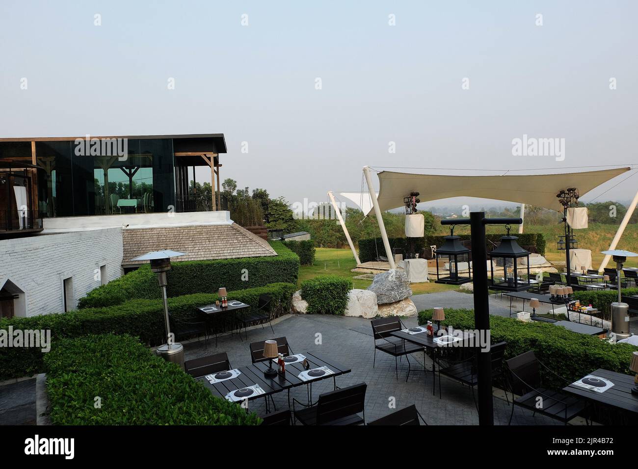 Architecture extérieure et patio extérieur et salle à manger design de la cuisine occidentale locale bar et restaurant - Thaïlande Banque D'Images