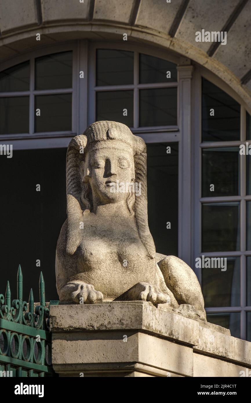 France. Paris (75) (4th arrondissement). Hôtel Fieubet (école de Massillon), 2 et 2bis, quai des Celestins. Deux sphinxes (sphinxes à tête queen) encadrer le Banque D'Images