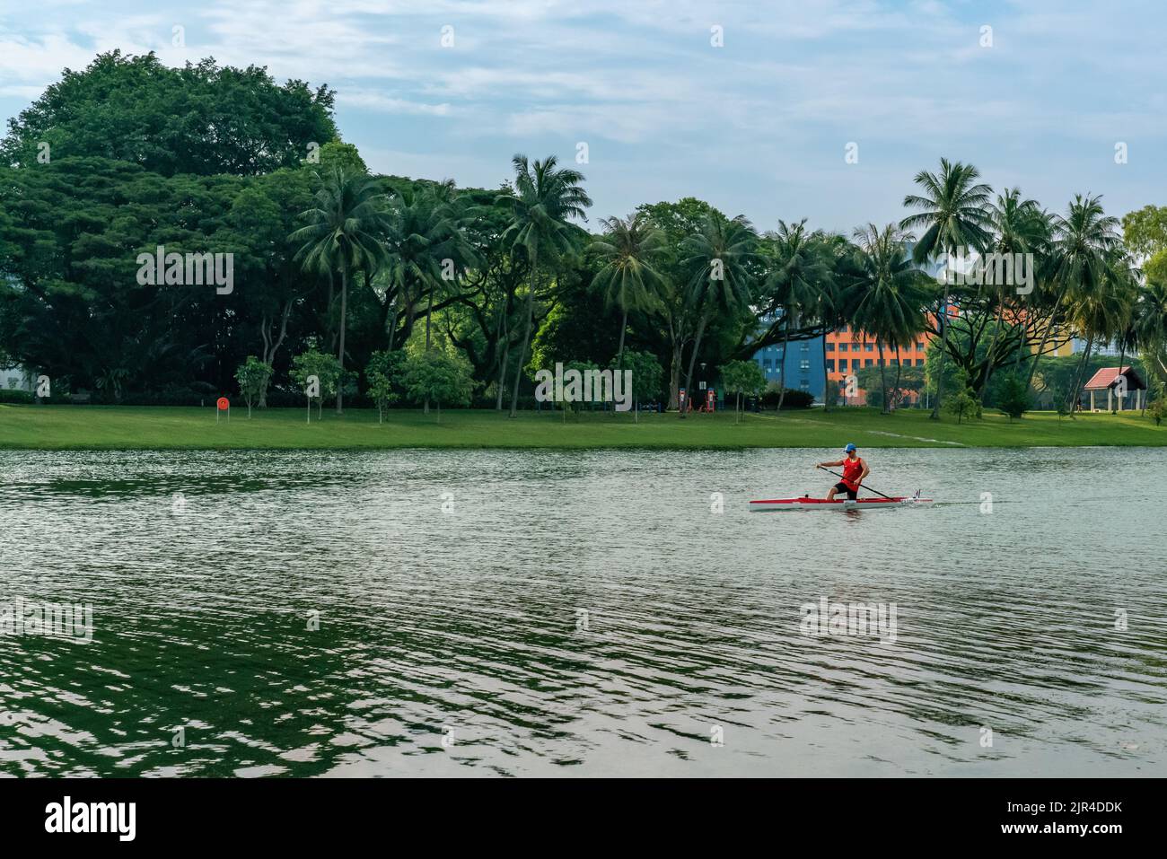 Un canoéiste pratique le canoë-kayak au bassin de Kallang, à Singapour. Copier l'espace. Banque D'Images
