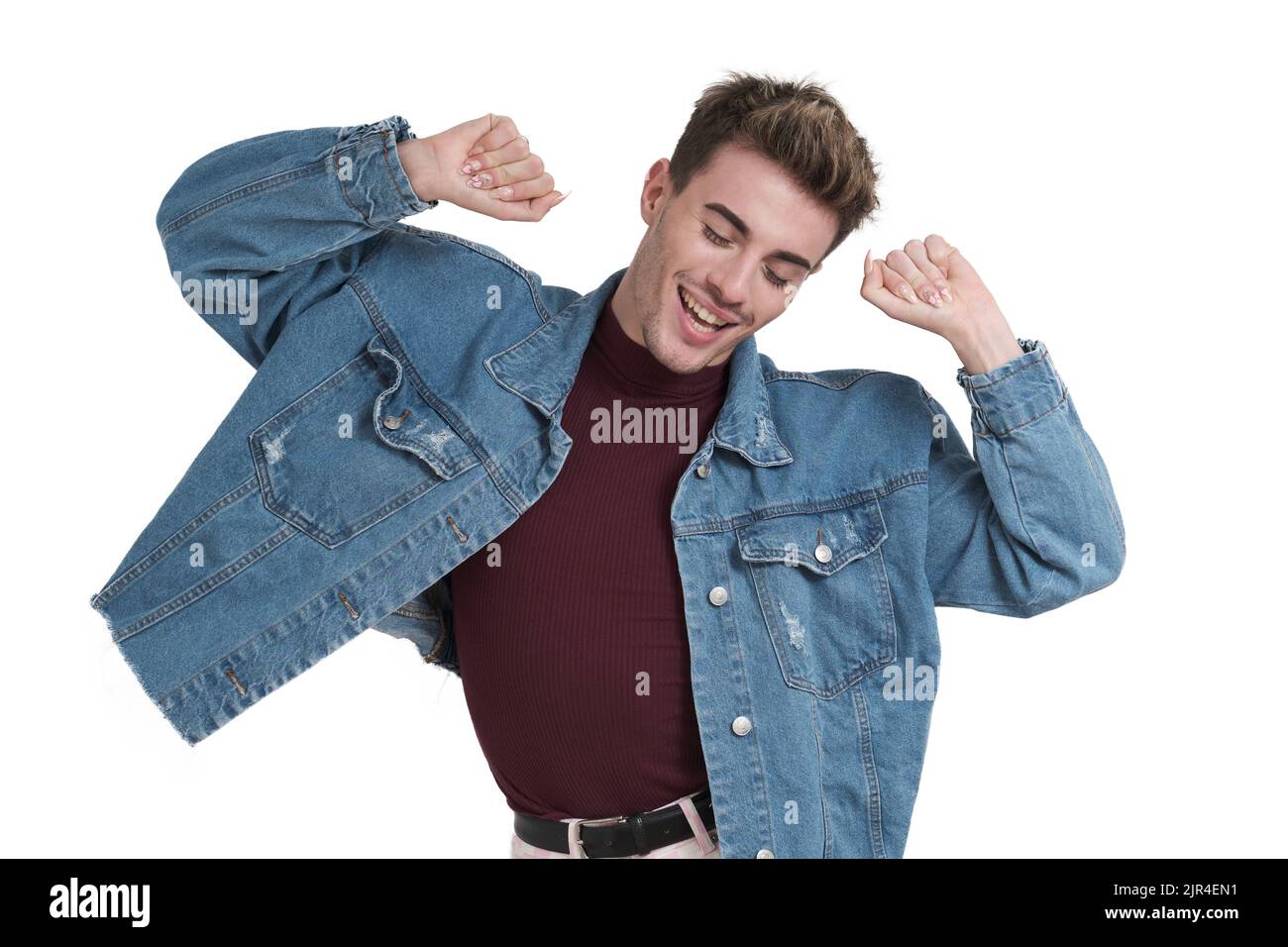 Jeune homme caucasien dansant, isolé. Banque D'Images