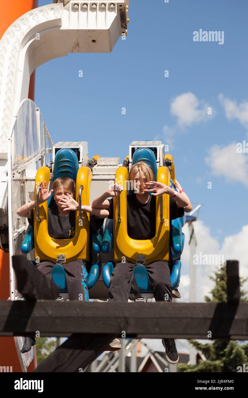 PowerPark, Finlande - 20 juin 2022 : deux jeunes vont faire un tour de catapulte dans un parc d'attractions Banque D'Images