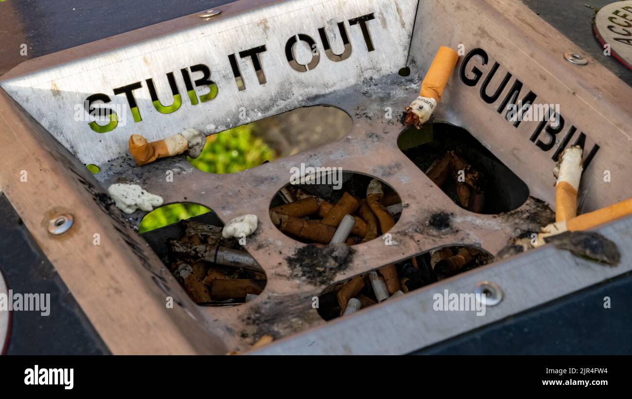 Bac à cigarettes et gommes marqué « Stub It Out » Banque D'Images