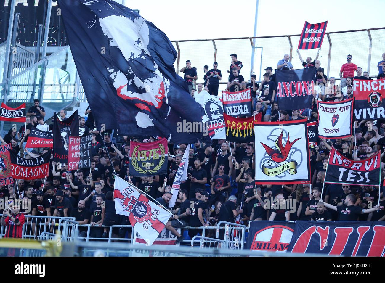 Bergame, Italie . 21 août 2022, les supporters de l'AC Milan sont vus pendant la série Un match entre Atalanta BC et l'AC Milan au stade Gewiss sur 21 août 2022 à Bergame, Italie . Banque D'Images