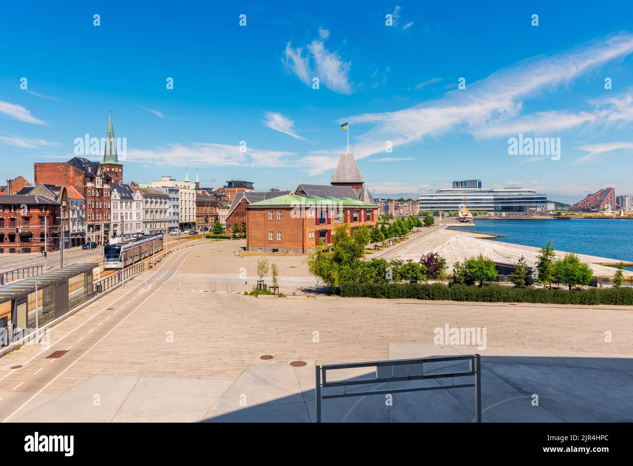 Tramway dans Downtown Street, près du port d'Aarhus, Danemark, le jour d'été en juin. Aarhus est la deuxième plus grande ville du Danemark. Banque D'Images