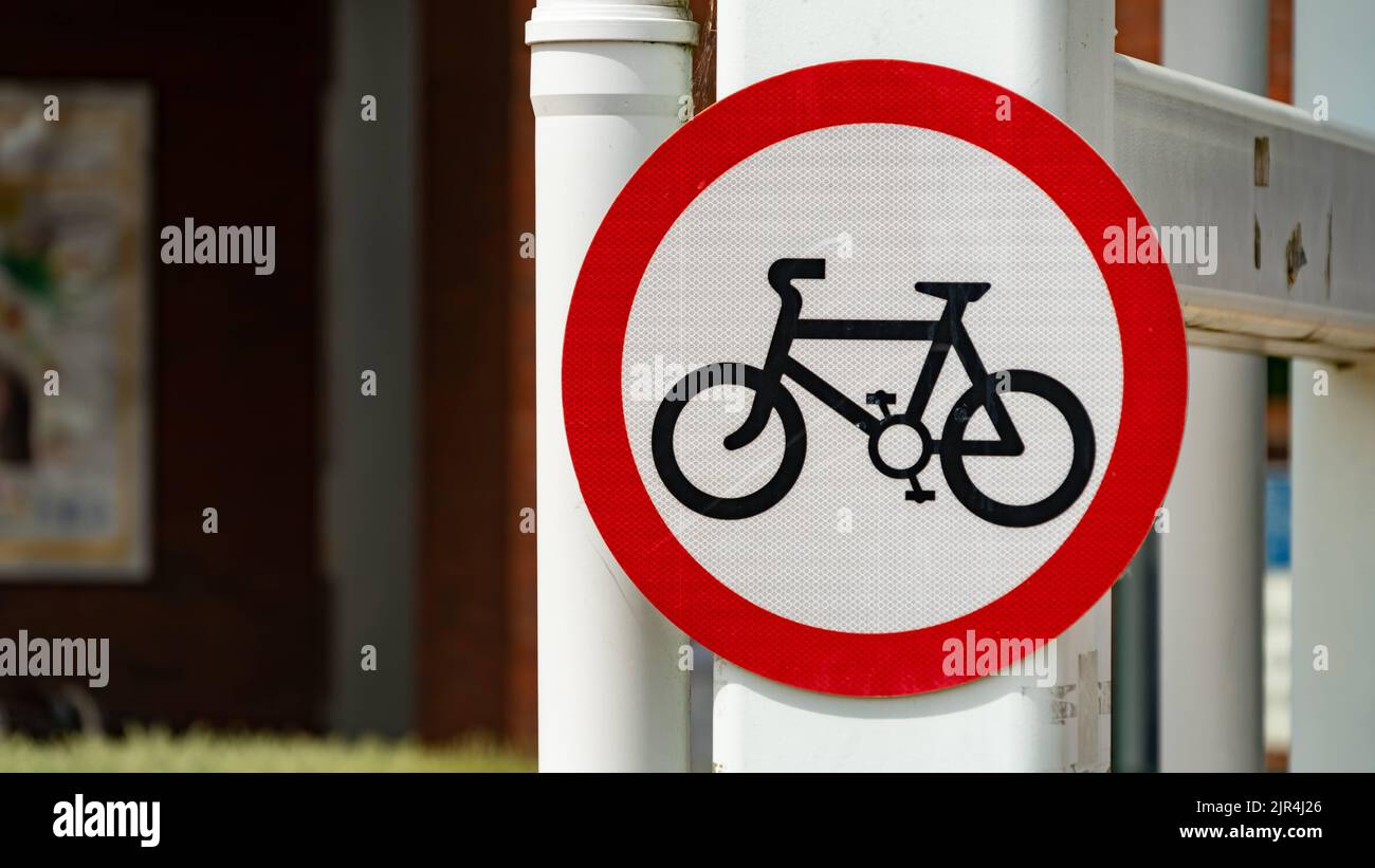 Aucun panneau cycliste n'est monté sur le poteau dans les zones urbaines Banque D'Images