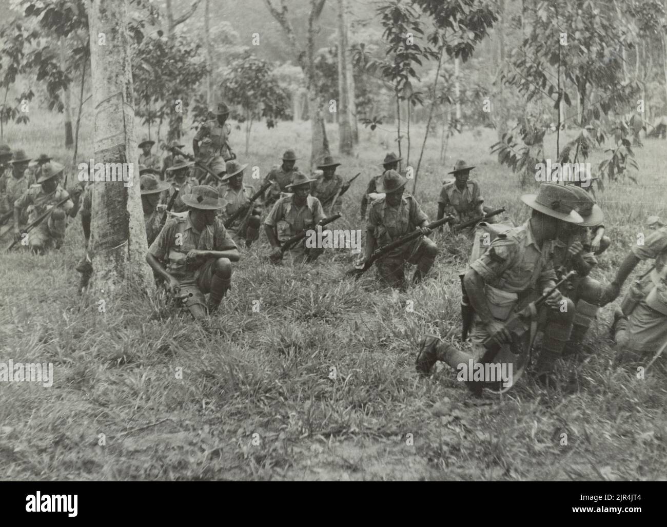 Une photo d'époque vers 1941 montrant des soldats de la 9e armée indienne britannique de Gurkha Rifles dans la jungle pendant l'invasion japonaise de Malaya et la chute de Singapour Banque D'Images