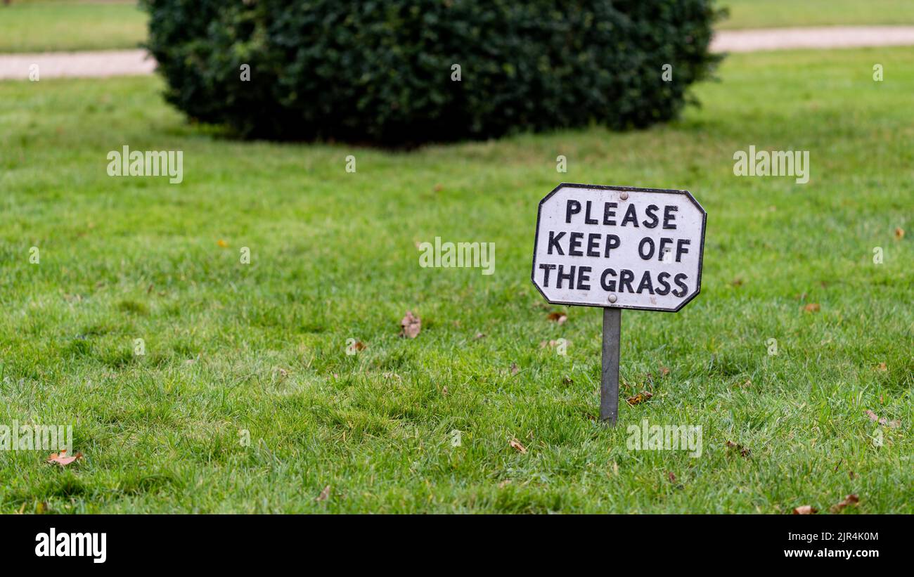 S'il vous plaît rester à l'écart du panneau herbe dans le parc public Banque D'Images
