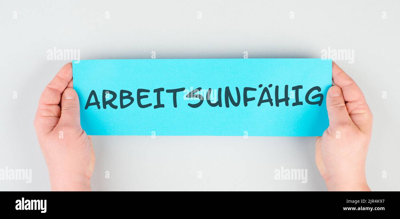 Le mot allemand pour incapacité de travail est inscrit sur le papier, l'assurance maladie et la réclamation de paiement après accident ou dommage de vaccination Banque D'Images