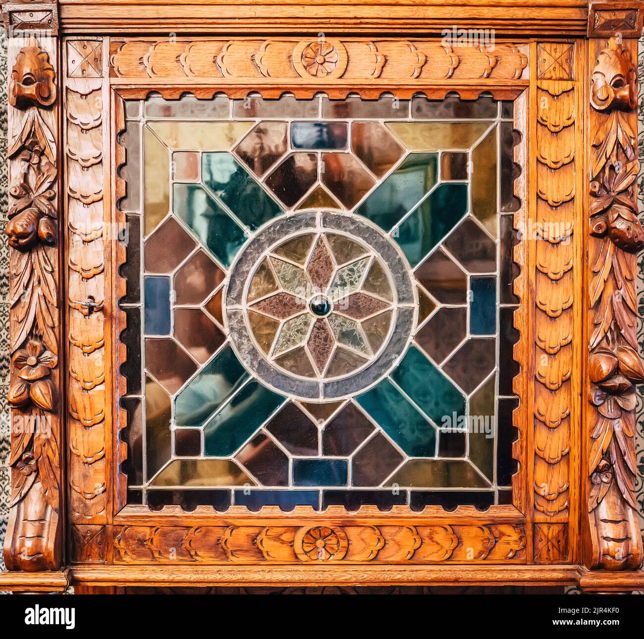 Vitraux dans des meubles anciens européens d'époque du 19th siècle. Banque D'Images