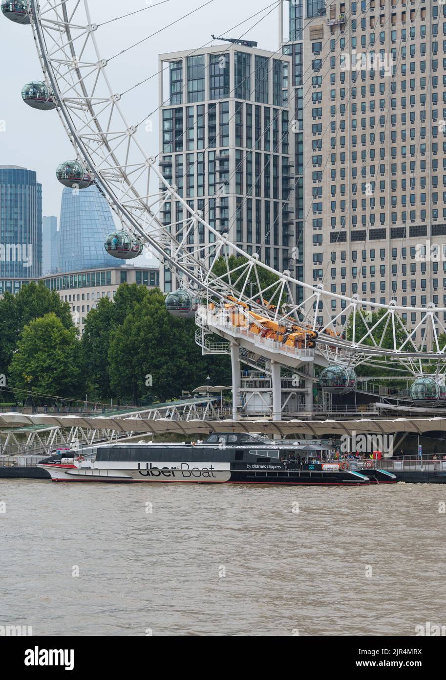 Mercury Clipper, MBNA Thames Clippers Uber Boat bateau-bus débarquant et embarquant des passagers à la London Eye Pier Banque D'Images