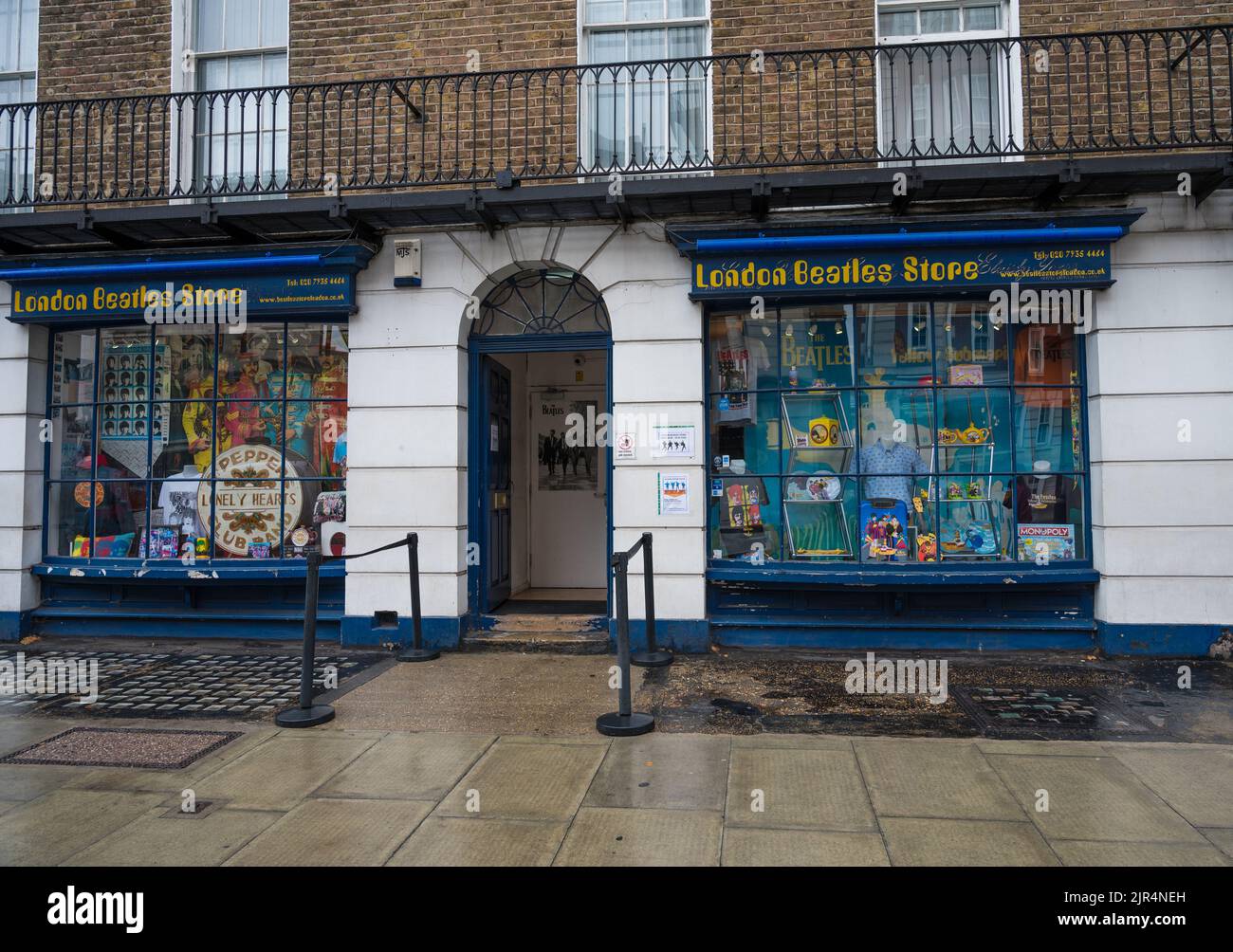 Vitrine de magasinage et colorée au London Beatles Store sur Baker Street, Londres, Angleterre, Royaume-Uni Banque D'Images