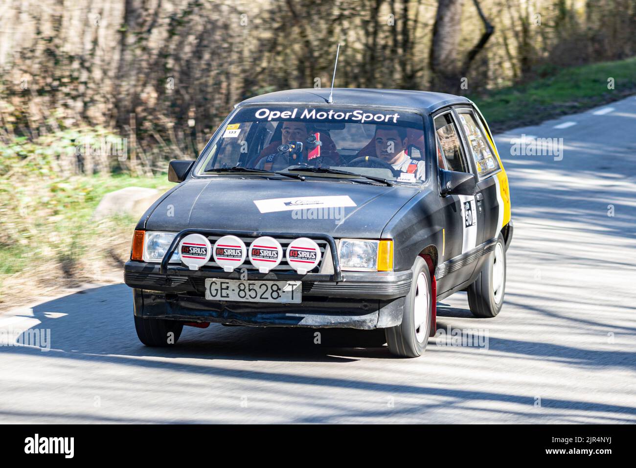 Un classique noir Opel Corsa 1200 dans le rallye d'asphalte Banque D'Images