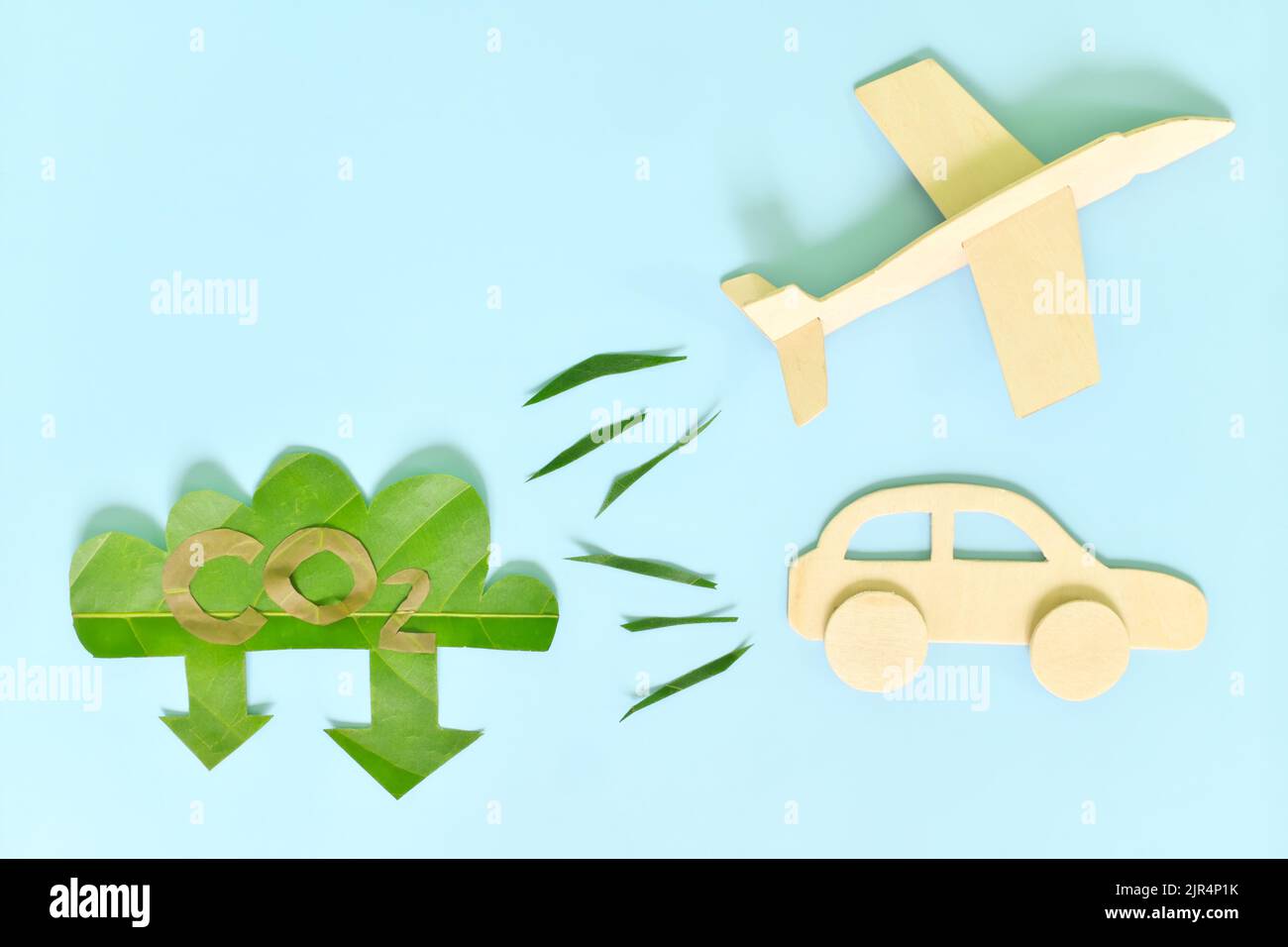Concept de réduction des émissions de carbone dans l'industrie du transport aérien et terrestre ou dans l'industrie du transport. Avion et véhicule de voiture libérant une découpe de feuille verte basse de CO2 icônes. Banque D'Images Concept de réduction des émissions de carbone dans l'industrie du transport aérien et terrestre ou dans l'industrie du transport. Avion et véhicule de voiture libérant une découpe de feuille verte basse de CO2 icônes. Banque D'Images