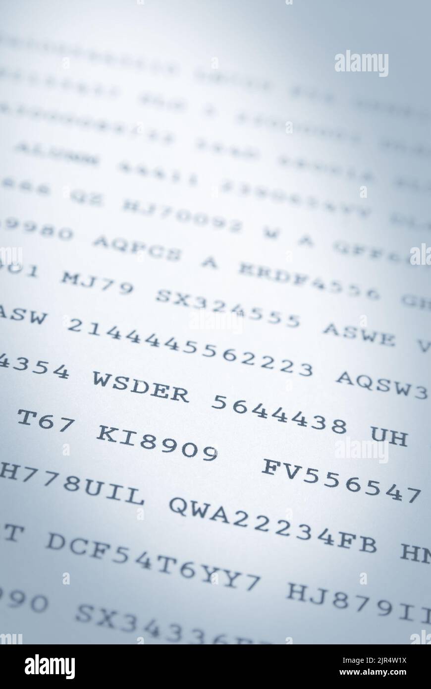 Gros plan de codes aléatoires de chiffres et de lettres imprimés sur papier Banque D'Images