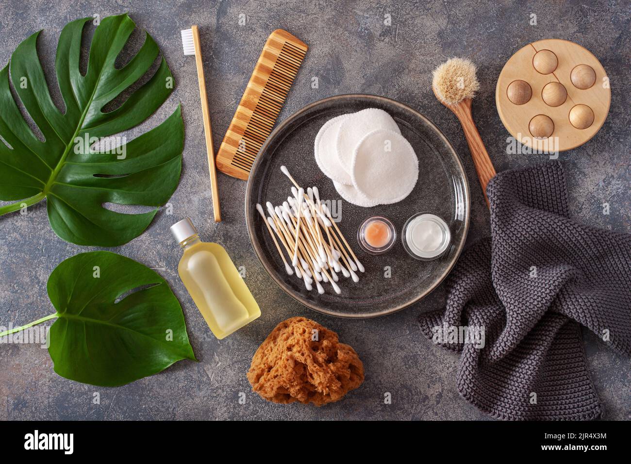 concept de salle de bain écologique zéro déchet. brosse à dents en bois, tampons réutilisables, bourgeons en bois Banque D'Images