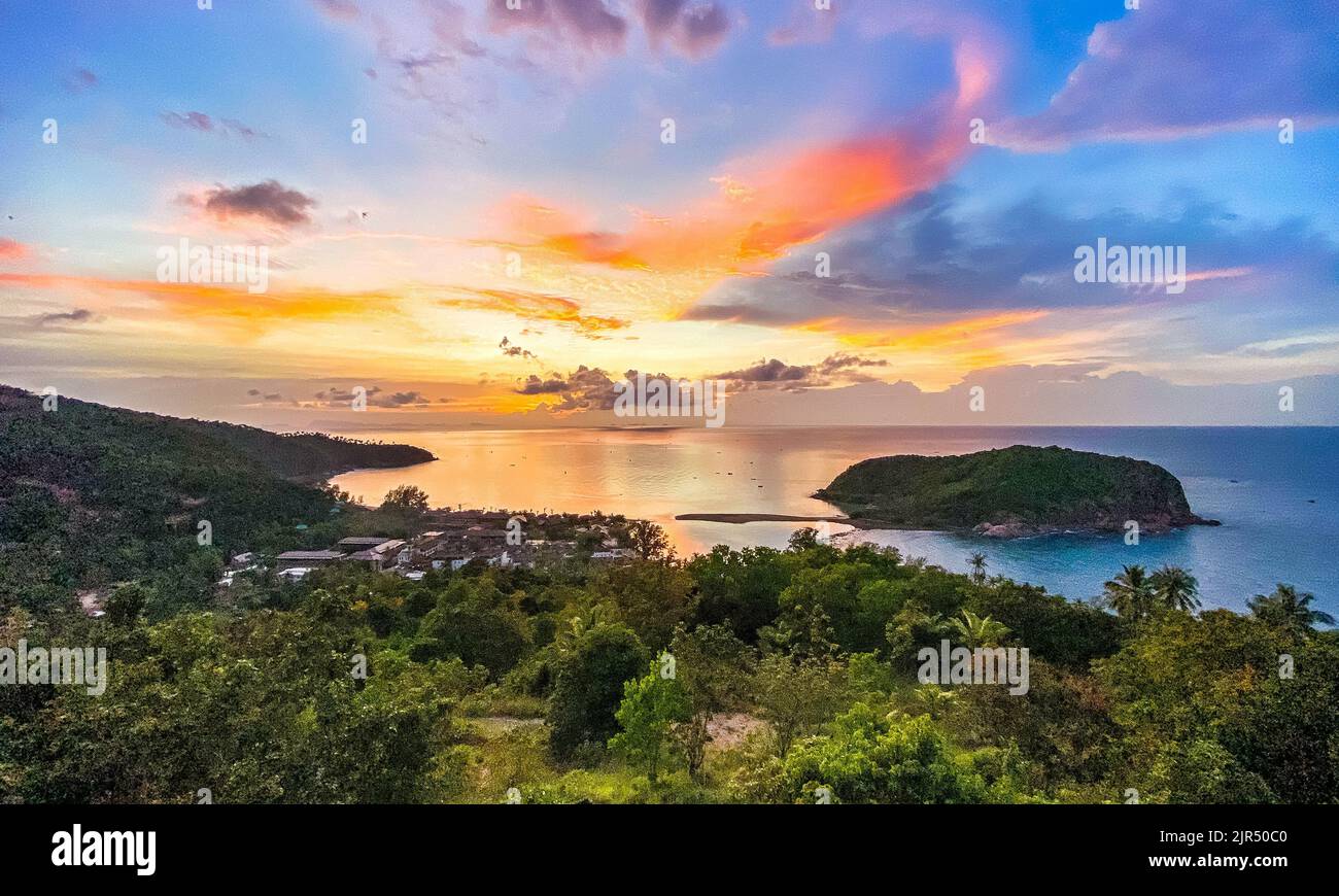 Île de Koh Phangan vue sur le coucher du soleil depuis le sommet de la montagne en Thaïlande Banque D'Images