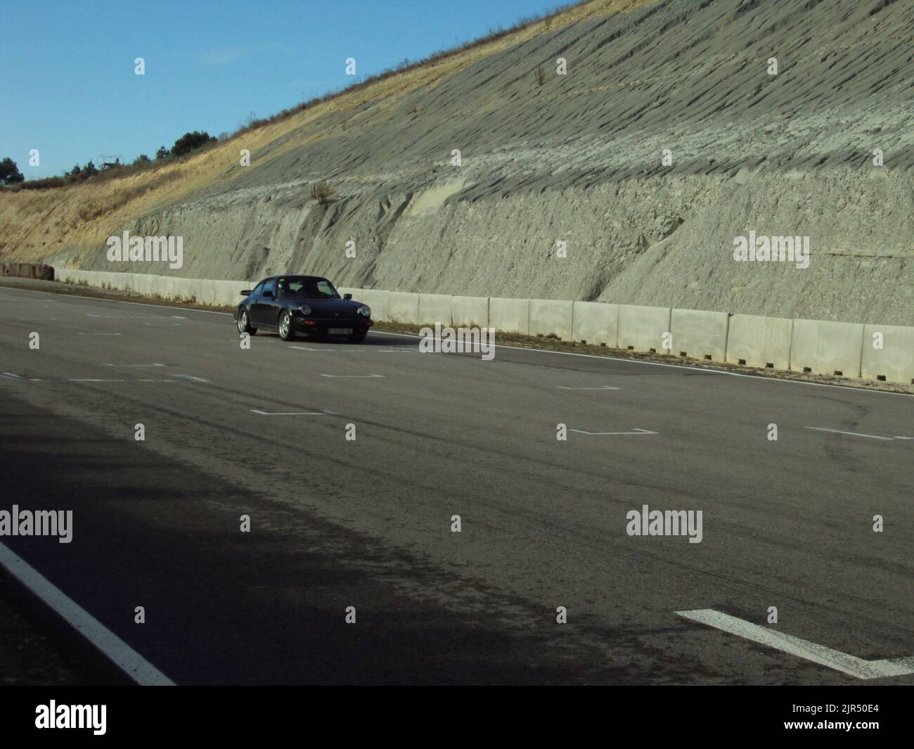 Une voiture rapide allemande moderne Porsche 911 en course Banque D'Images