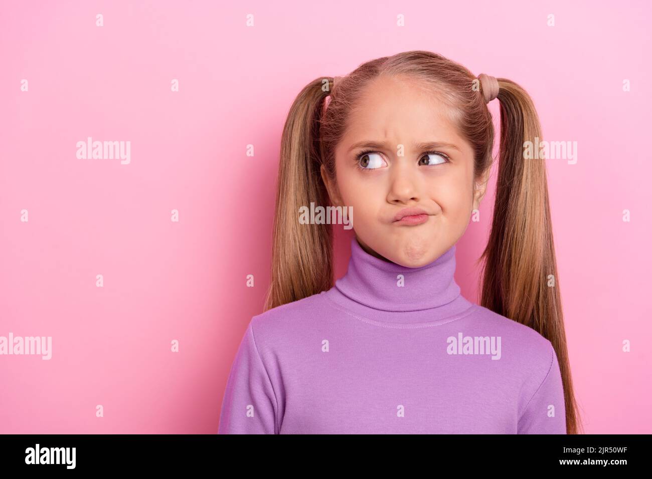 Photo de jeune fille d'humeur négative look vide espace ont querelle avec sa mère isolée sur fond de couleur rose Banque D'Images