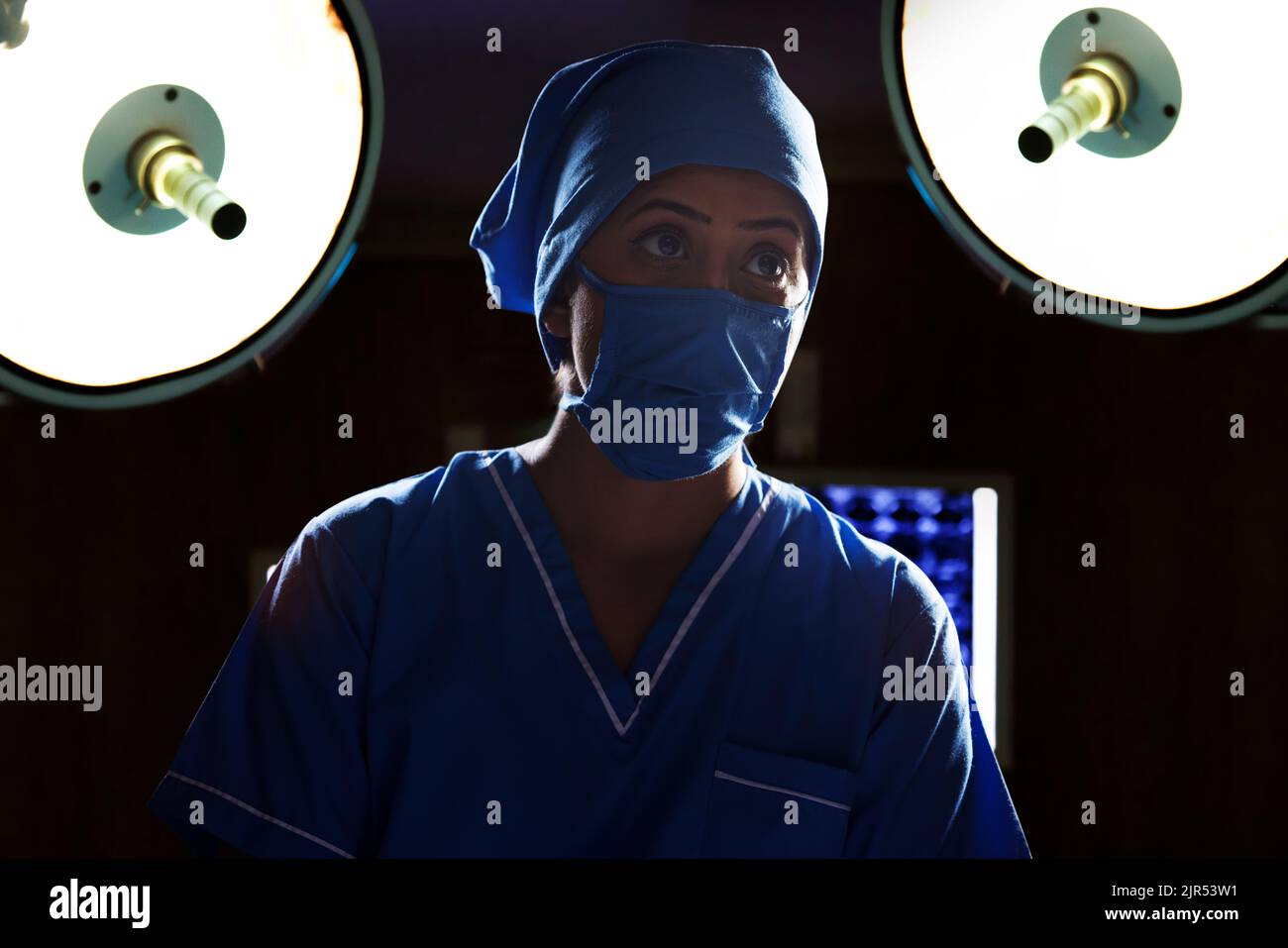 Portrait d'une infirmière féminine avec masque facial dans la salle d'opération de l'hôpital Banque D'Images Portrait d'une infirmière féminine avec masque facial dans la salle d'opération de l'hôpital Banque D'Images