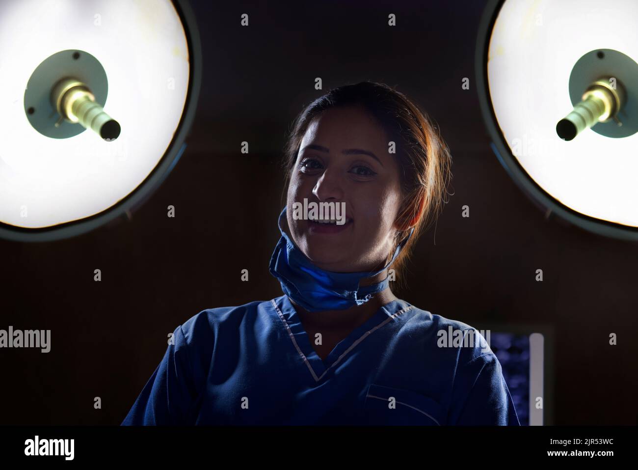 Portrait d'une infirmière féminine joyeuse après une chirurgie réussie dans le bloc opératoire Banque D'Images