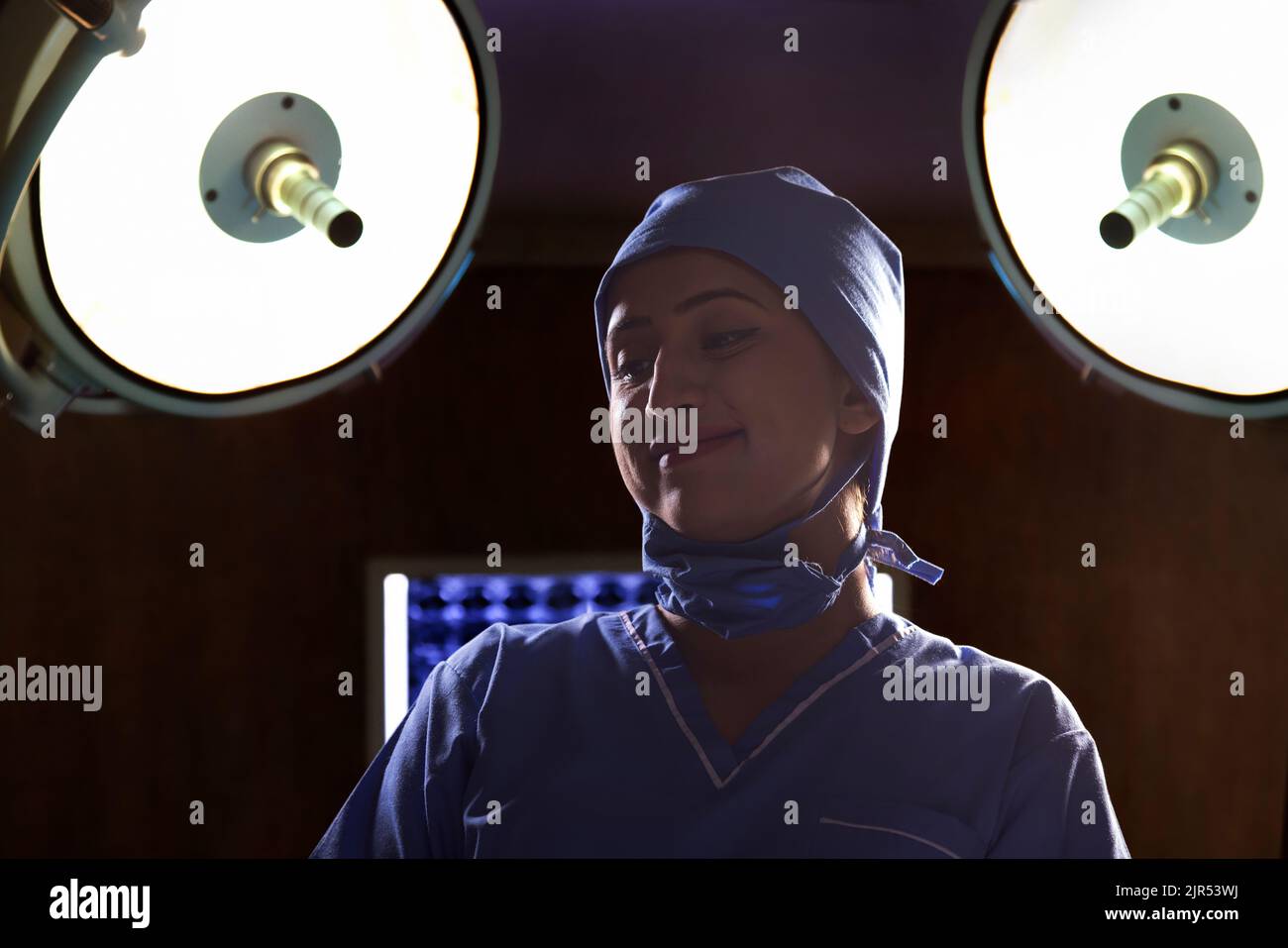 Portrait d'une infirmière féminine avec masque facial dans la salle d'opération de l'hôpital Banque D'Images Portrait d'une infirmière féminine avec masque facial dans la salle d'opération de l'hôpital Banque D'Images