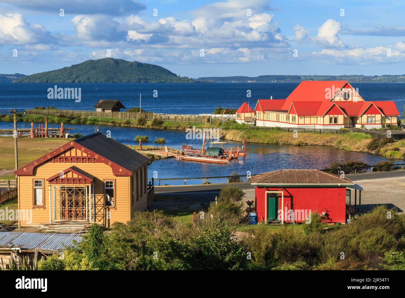 Le village maori historique d'Ohinemutu sur les rives du lac Rotorua, Rotorua, Nouvelle-Zélande. Sur la droite se trouve la salle communautaire de St. Faith Banque D'Images