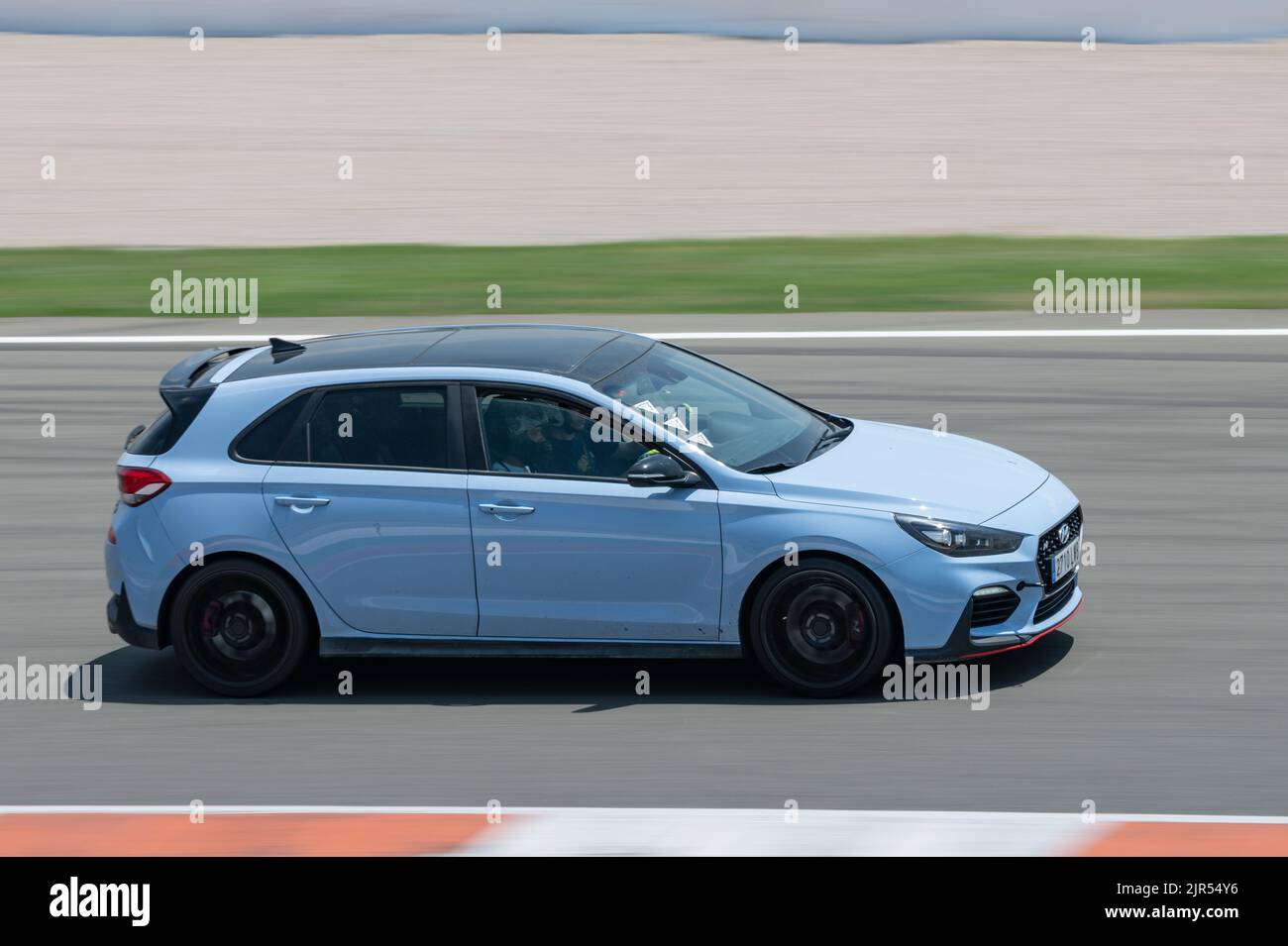 Une voiture de sport Hyundai i30 N de couleur bleue sur le circuit de course Banque D'Images