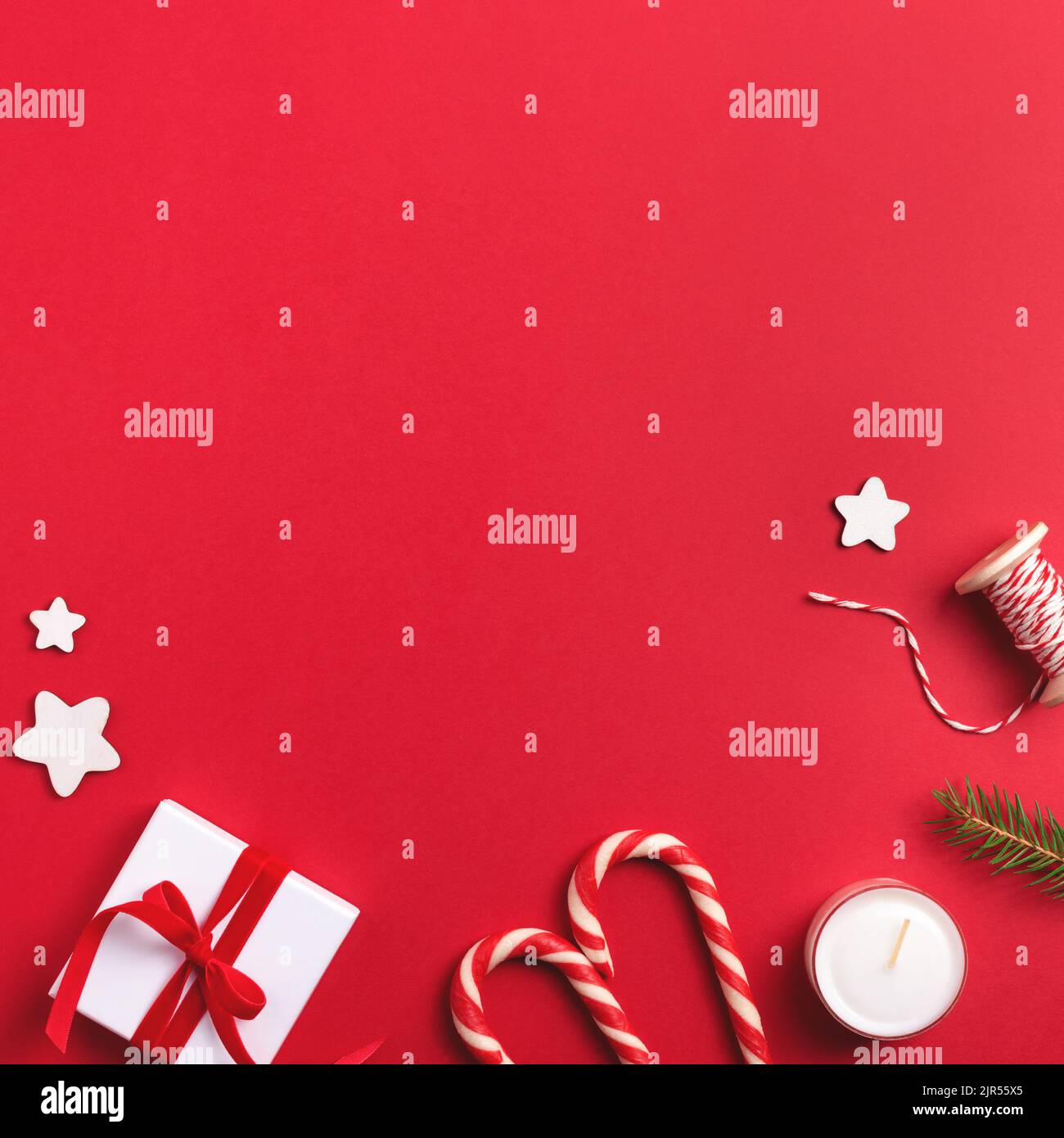 Cadre carré de Noël rouge avec décor de vacances d'hiver sur fond rouge. Vue de dessus, espace de copie. Banque D'Images