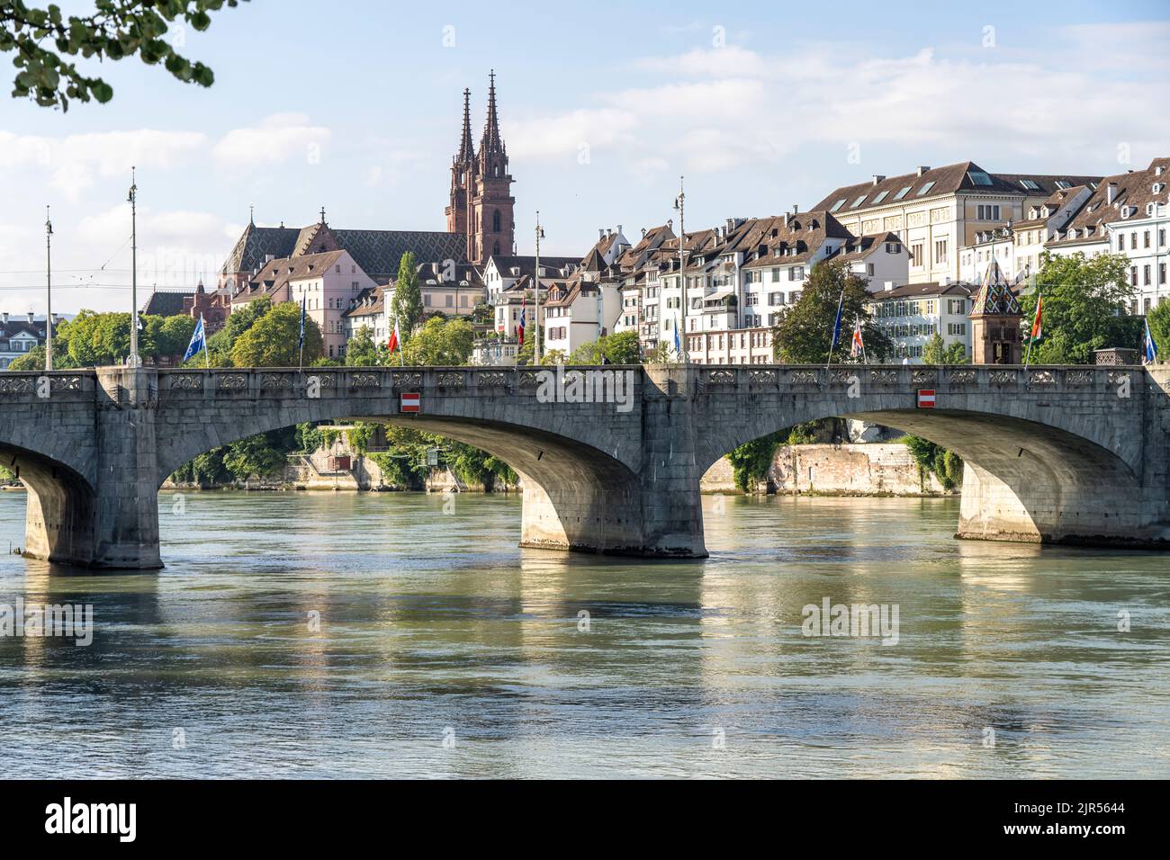 Stadtansicht Basel mit Rhein, Mittlere Brücke, Münster und Altstadt in Basel, Schweiz, Europa | Cityscape avec le Rhin, Minster, Middle Bridge Banque D'Images
