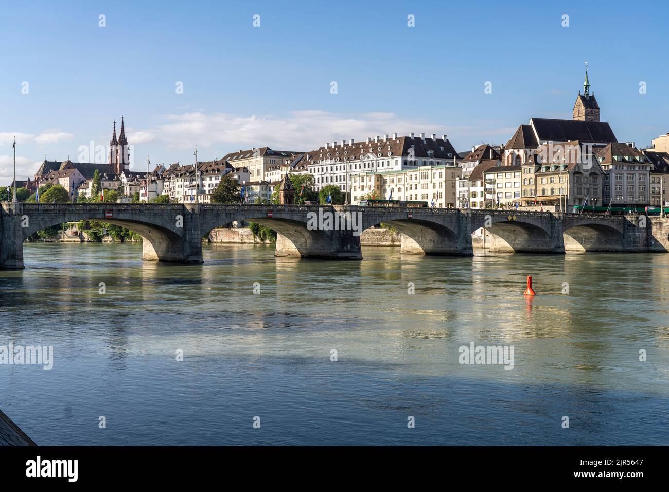 Stadtlansicht Basel mit Rhein, Mittlere Brücke, Münster, Martinskirche und Altstadt in Basel, Schweiz, Europa | Paysage urbain avec le Rhin, Minster, Banque D'Images