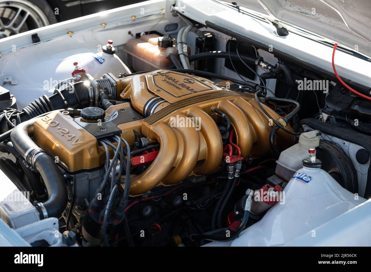 Un gros plan des détails du moteur de la voiture de rallye classique Opel Manta B2 400 dans la rue Banque D'Images