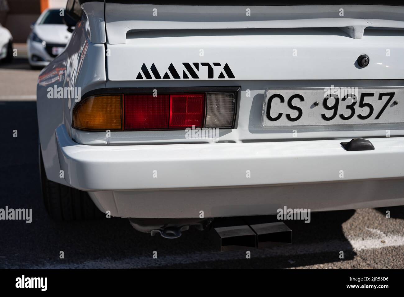 Vue arrière de la voiture de rallye classique Opel Manta B2 400 dans la rue Banque D'Images