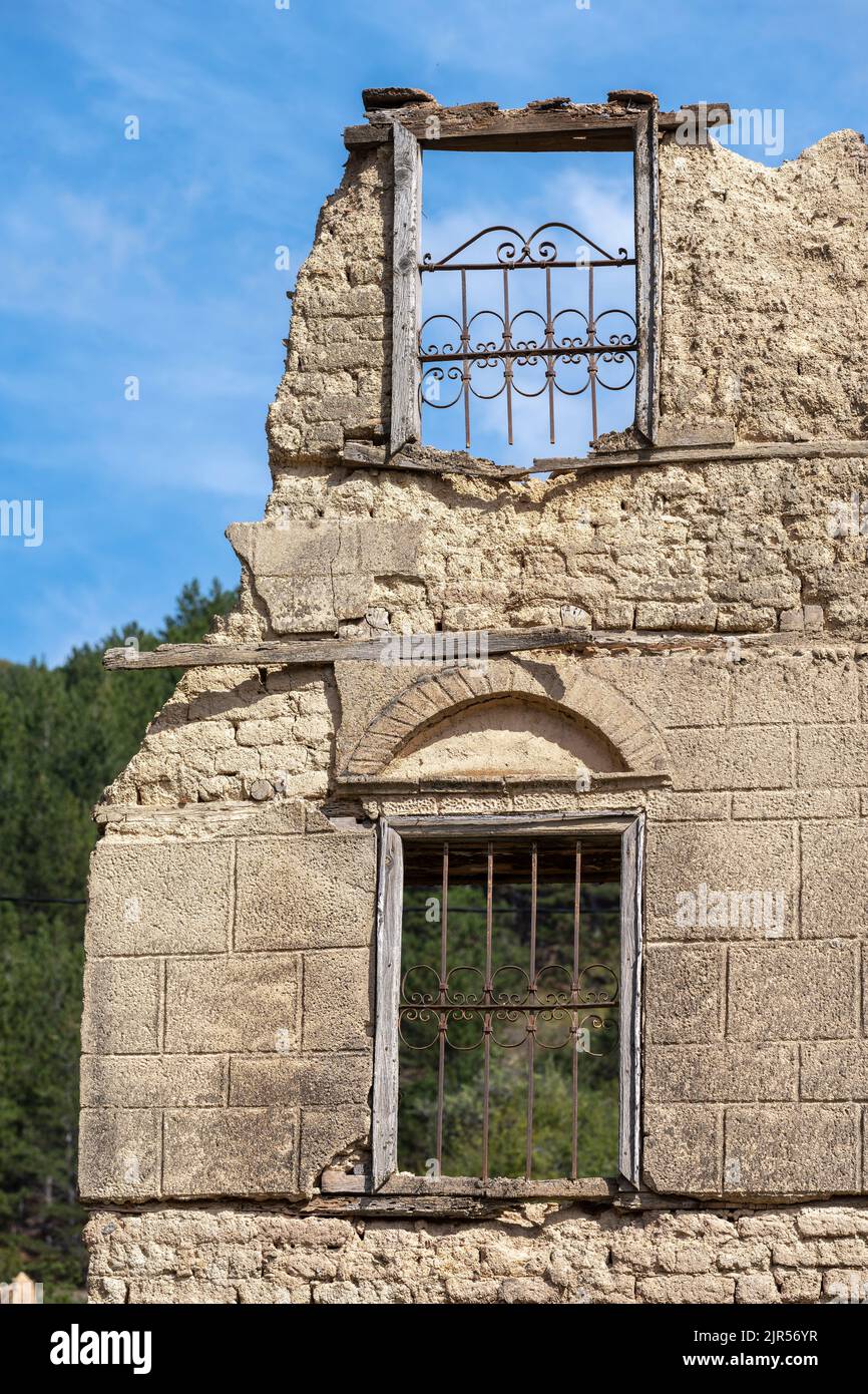 Une maison en ruines de la construction de briques de boue dans le village semi-abandonné d'Antartiko, Prespes municipalité, Florina, Macédoine. Grèce. Le village Banque D'Images