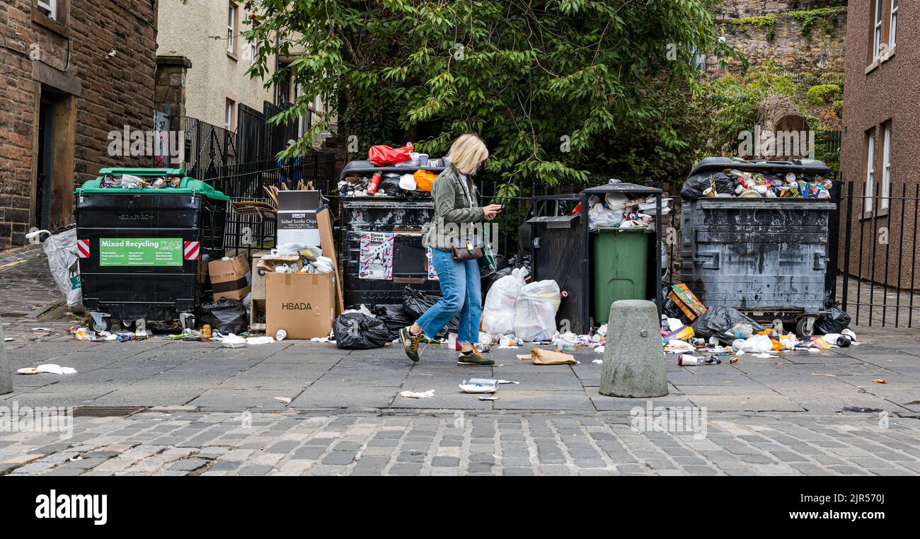 Édimbourg, Écosse, Royaume-Uni, 22nd août 2022. Grève des binmen chargés de la collecte des déchets : la litière s'accumule autour des poubelles qui ne sont pas vidées en raison de la grève des employés des poubelles du conseil. Photo : bacs dans le Grassmarket. Crédit : Sally Anderson/Alay Live News Banque D'Images