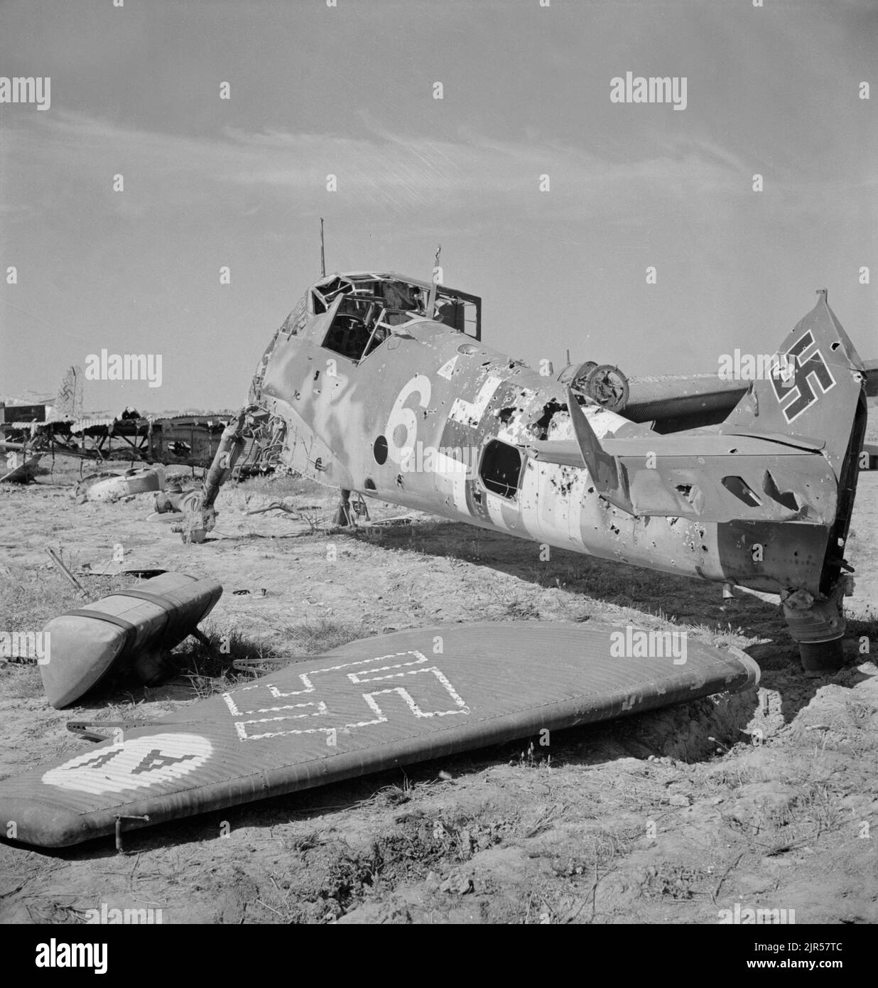 Une photo d'époque vers mai 1943 montrant un avion de chasse allemand Messerschmitt BF109 détruit à El Aouiana Tunisie après la défaite des forces de l'axe en Afrique du Nord Banque D'Images