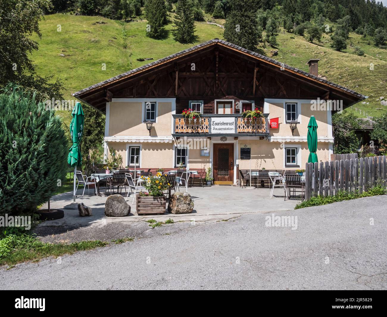 L'image est de Touristenrast Gasthof à la tête de la vallée de Valsertal dans les montagnes de Zillertal du Tyrol autrichien. Banque D'Images