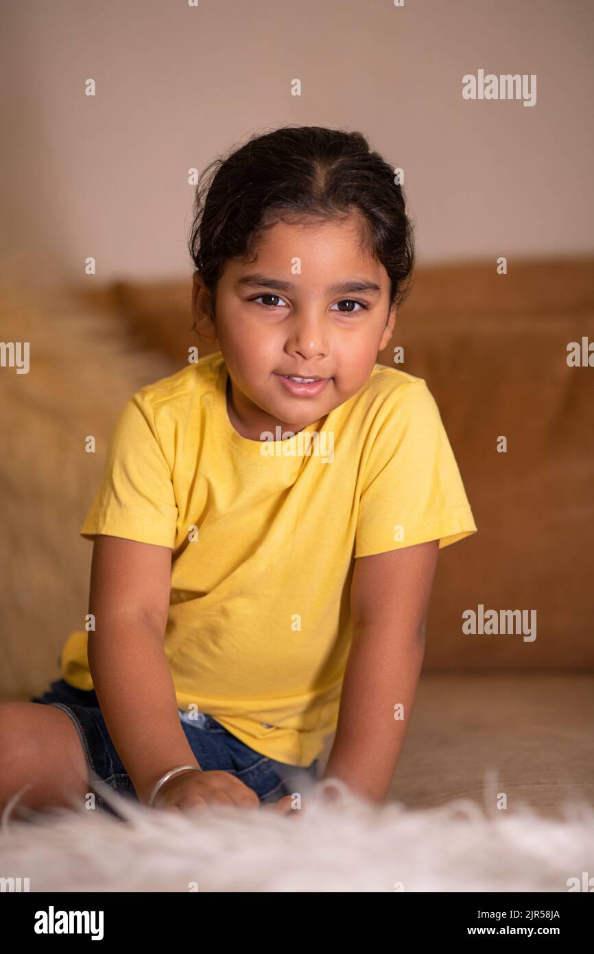 Portrait d'une petite fille mignonne regardant l'appareil photo Banque D'Images