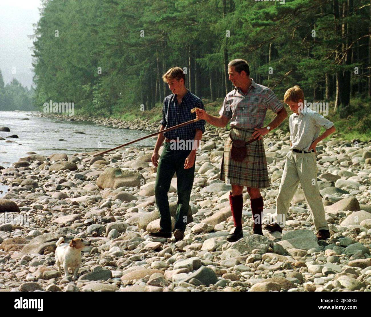 Photo du dossier datée du 12/8/1997 du prince de Galles et de ses fils, le prince William, 15 ans, et Harry, 12 ans, font une promenade matinale le long des rives de la rivière Dee sur le domaine Balmoral. Le duc et la duchesse de Cambridge doivent se lancer dans la prochaine phase majeure de leur vie en déplaçant leur famille à Windsor, avec le prince George, la princesse Charlotte et le prince Louis qui débutent tous dans la même nouvelle école. Date de publication : lundi 22 août 2022. Banque D'Images