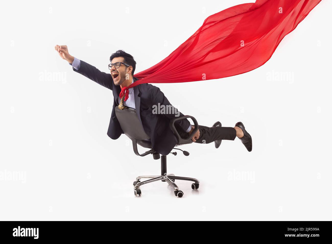 Employé d'entreprise en costume d'affaires formel volant comme un superman allongé sur la chaise. Banque D'Images