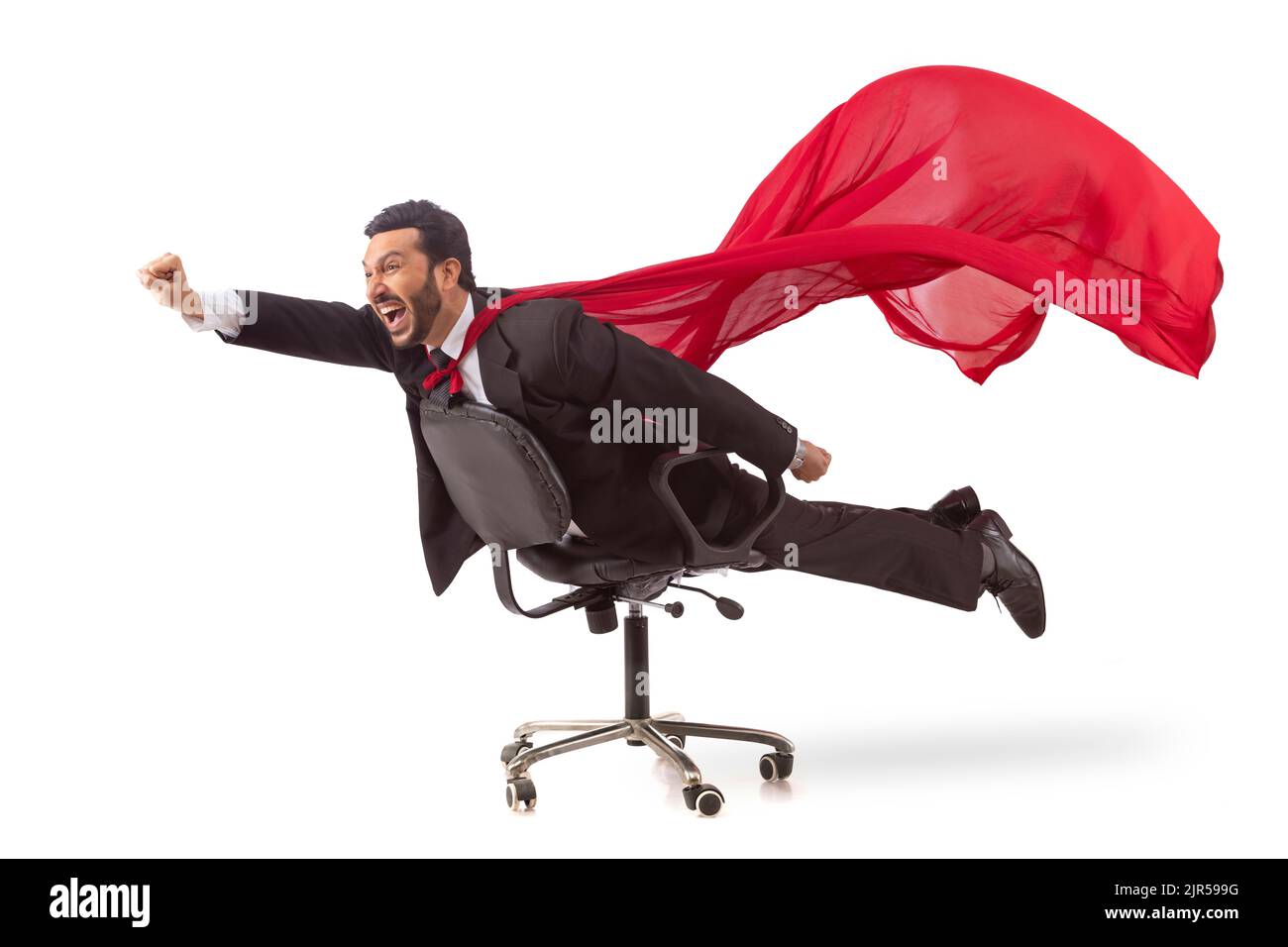 Employé d'entreprise en costume d'affaires formel volant comme un superman allongé sur la chaise. Banque D'Images