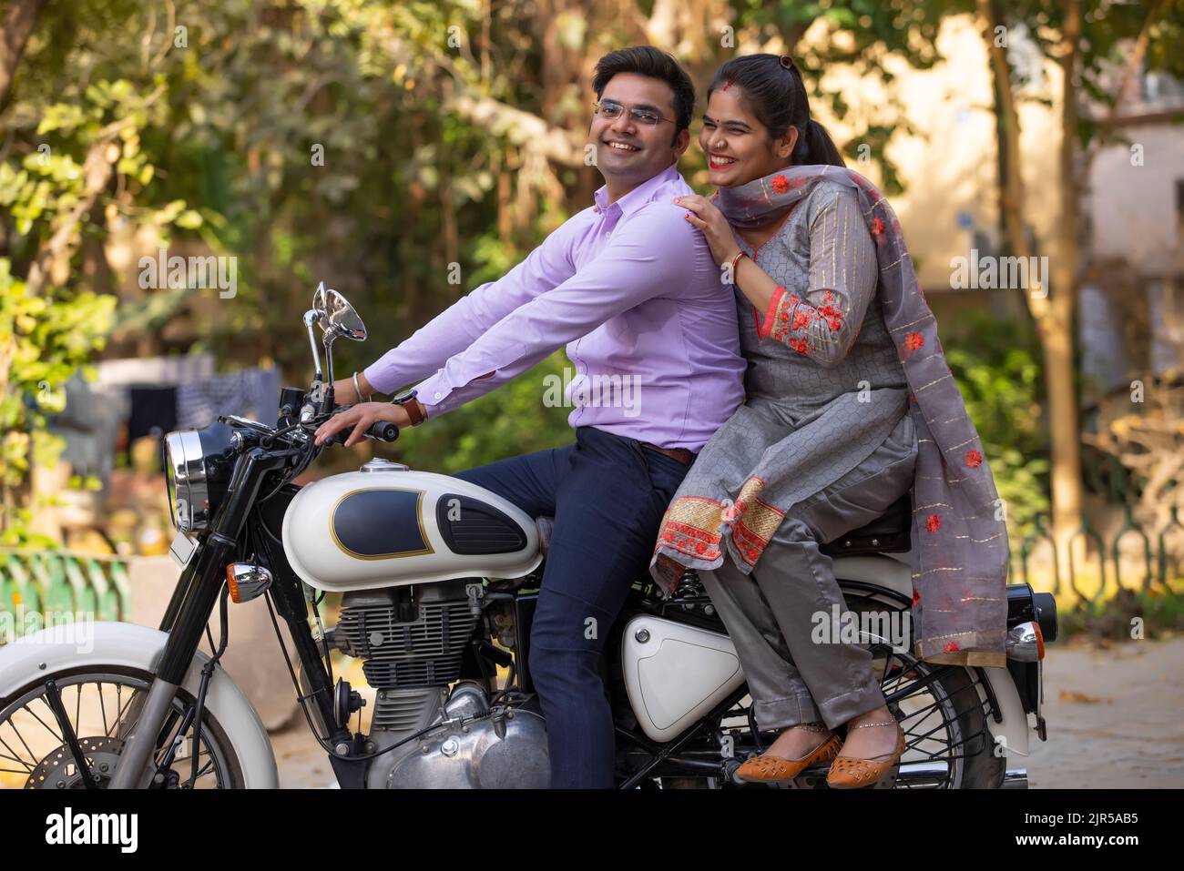 Portrait d'un couple heureux à bord d'une moto Banque D'Images