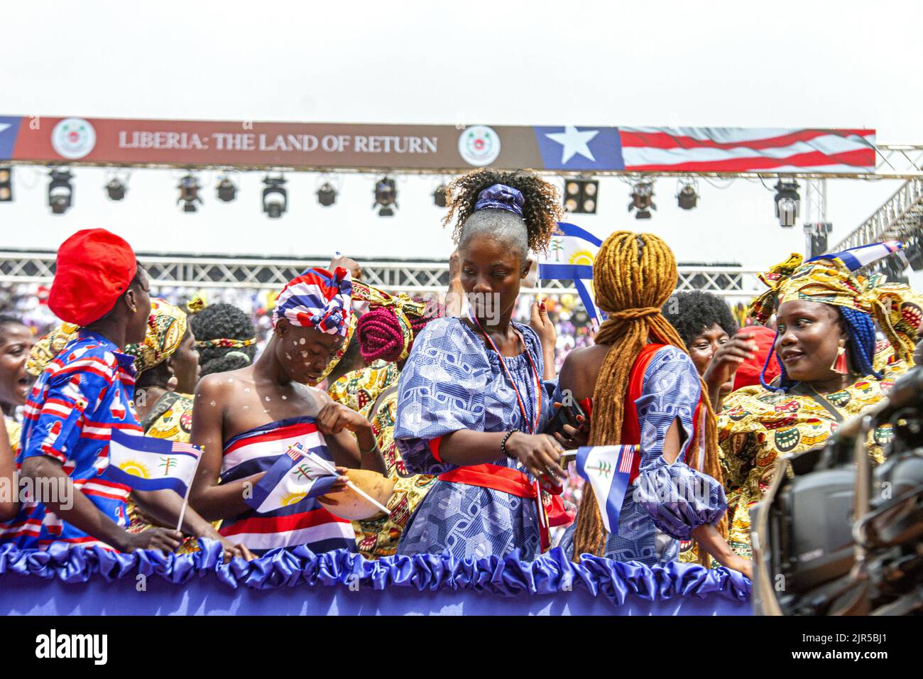 Les jeunes libériens marchent avec des drapeaux lors de la célébration du bicentenaire de la naissance du Libéria, 14 février 2022, à Monrovia. Ce pays d'Afrique de l'Ouest a été fondé en tant que colonie en 1822 par d'anciens esclaves américains Banque D'Images