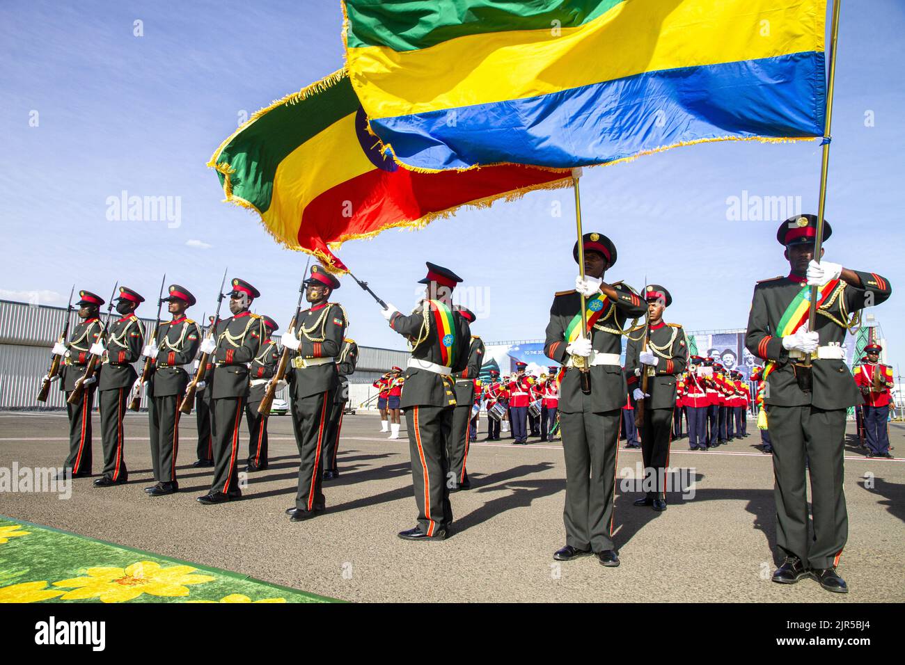 L'armée éthiopienne garde d'honneur tenant les drapeaux du Gabon et de l'Éthiopie à l'aéroport d'Addis-Abeba, à l'arrivée du Premier ministre gabonais, Rose Francine Ossouka Raponda, sur le 04 février 2022 pour participer au Sommet de l'Union africaine. Banque D'Images