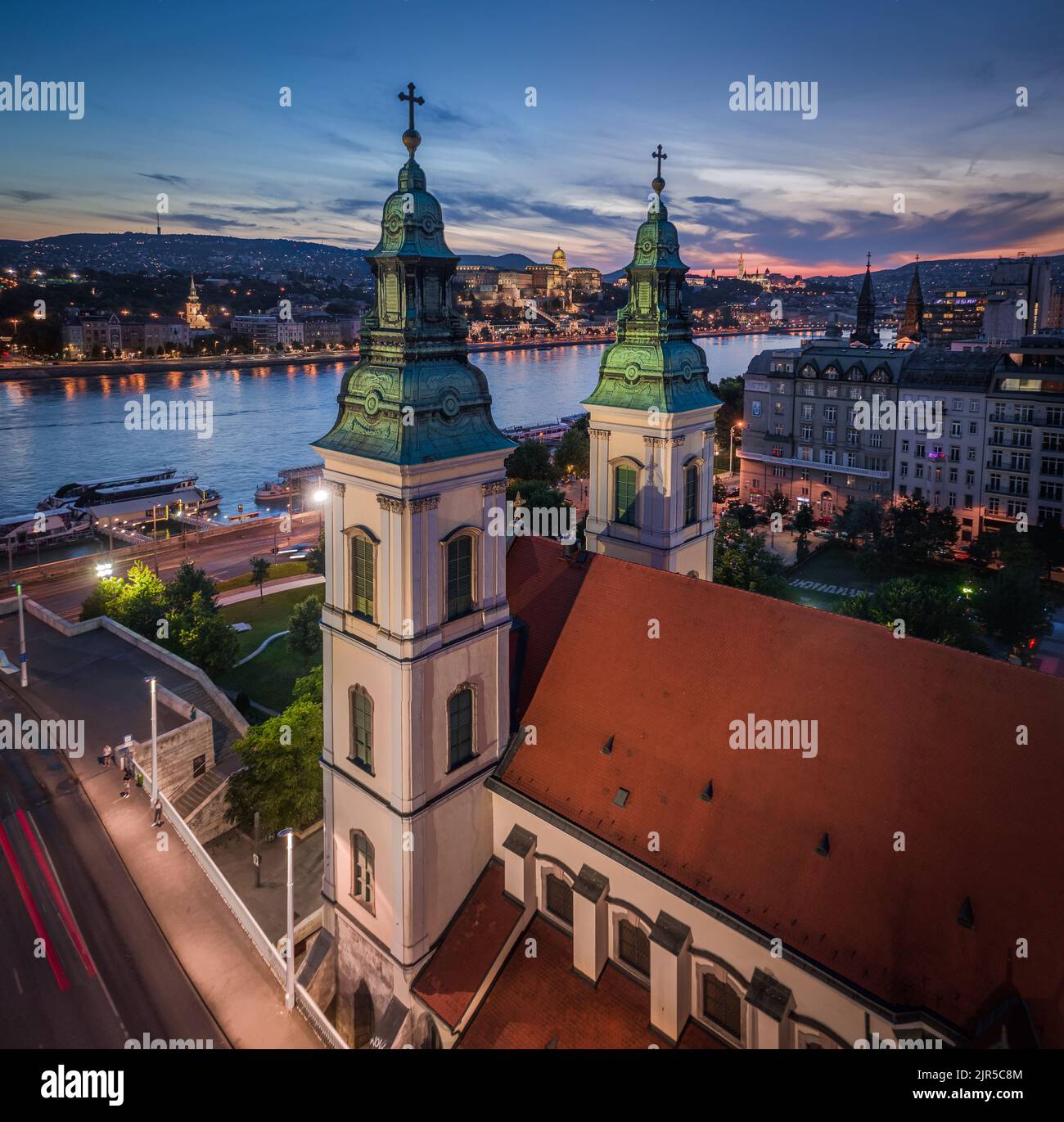 Budapest, Hongrie - vue panoramique aérienne de l'église mère de notre-Dame de l'Assomption et du pont Elisabeth illuminés de la ville intérieure de Budapest au crépuscule Banque D'Images