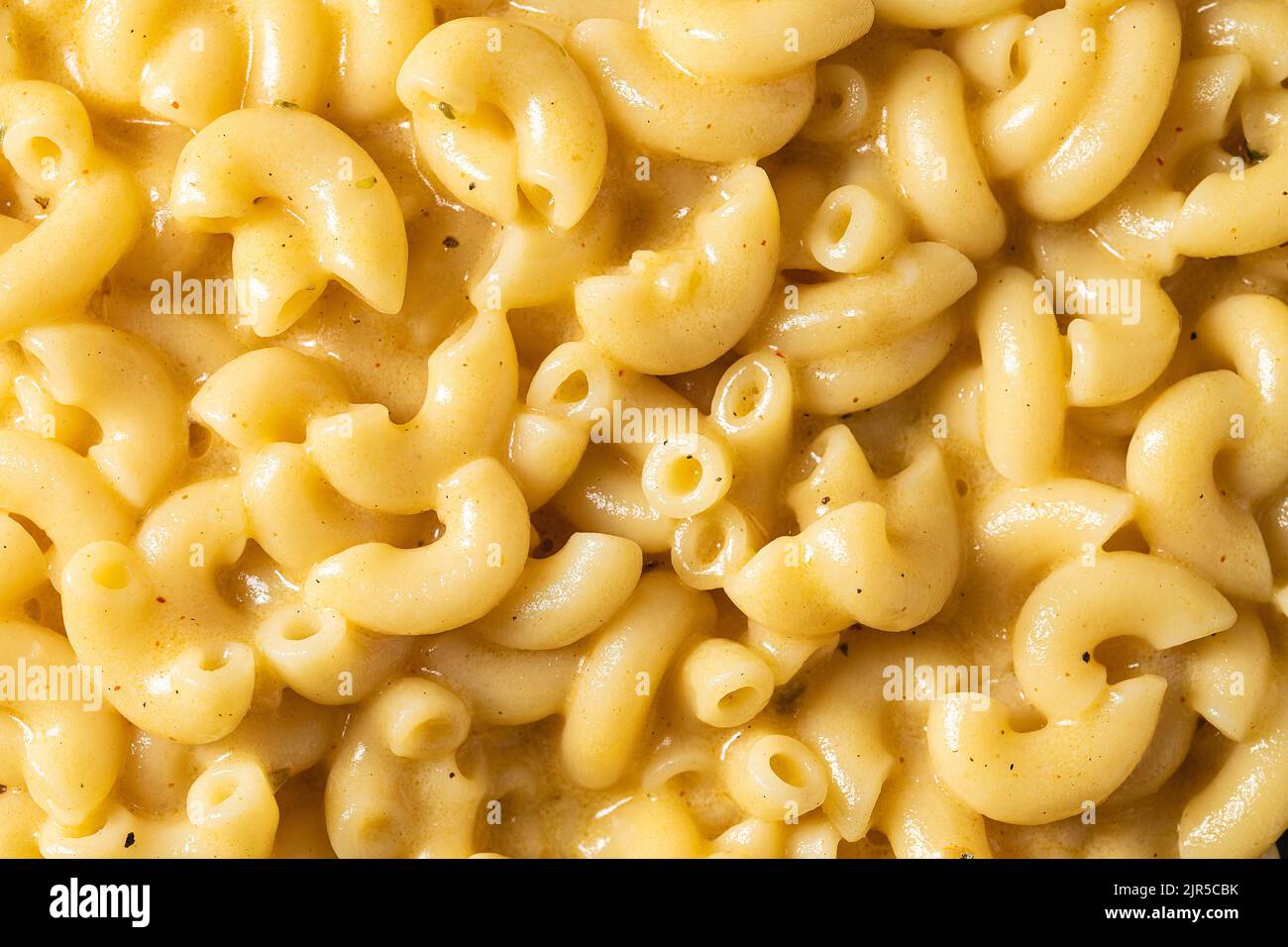 Délicieux fromage Mac n ou macaroni et fromage sur une assiette en porcelaine noire Banque D'Images