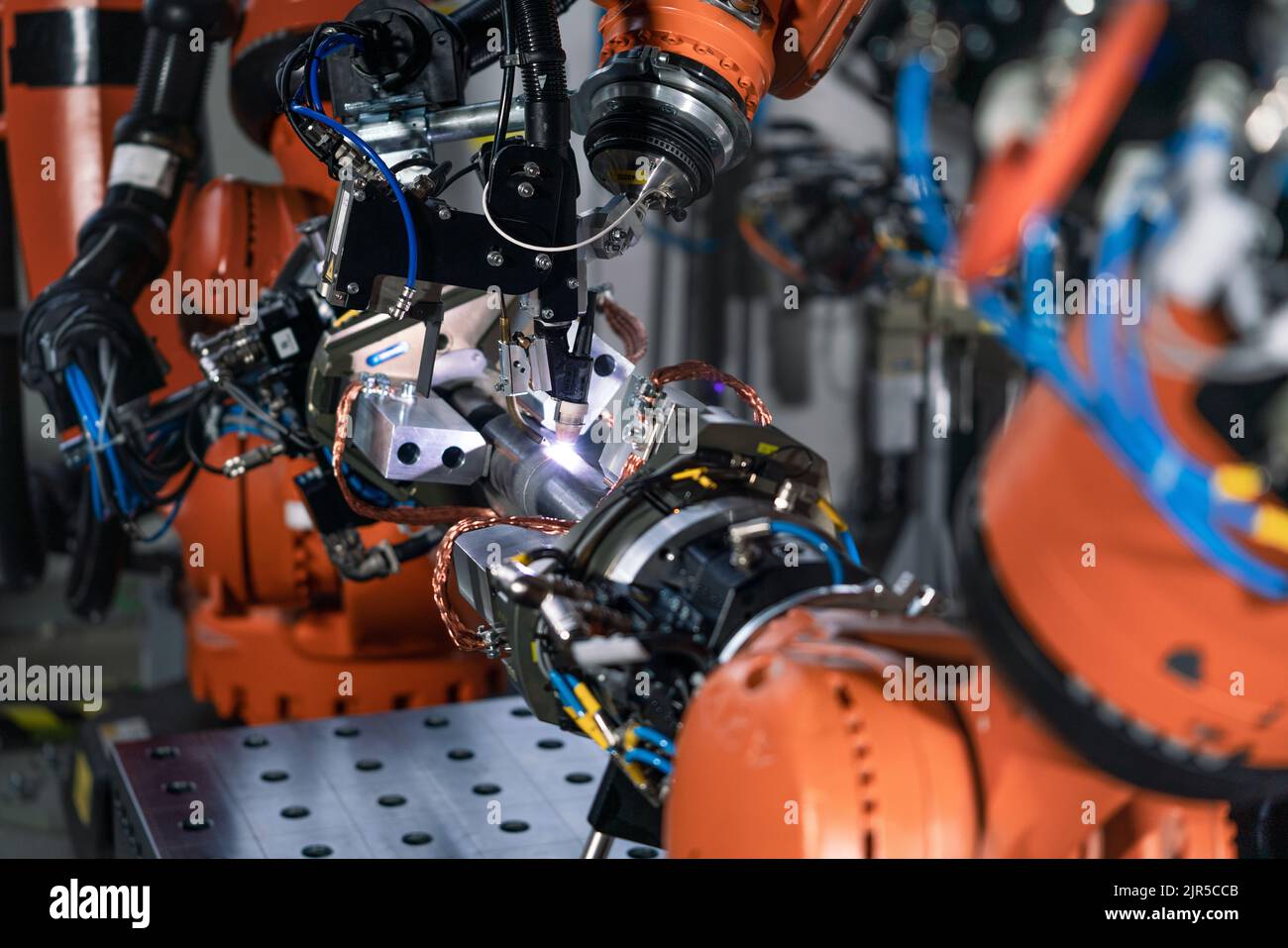 Bras robotisé à l'usine de fabrication industrielle. Cellule de production automatisée. Banque D'Images