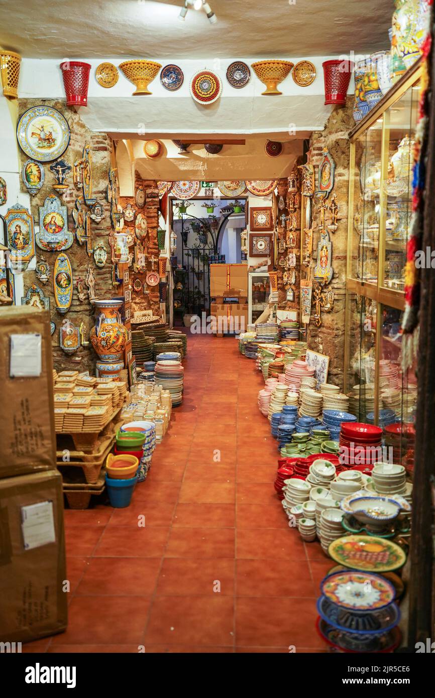 Boutique espagnole traditionnelle d'intérieur vendant des céramiques dans le village de Mijas pueblo, Andalousie, province de Malaga, Espagne Banque D'Images