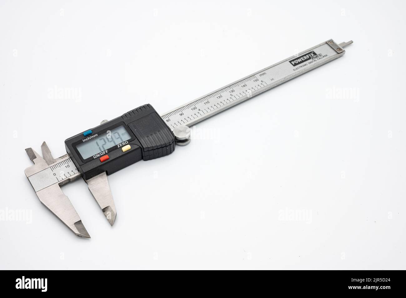 Outil de mesure de précision isolé sur un fond blanc Banque D'Images